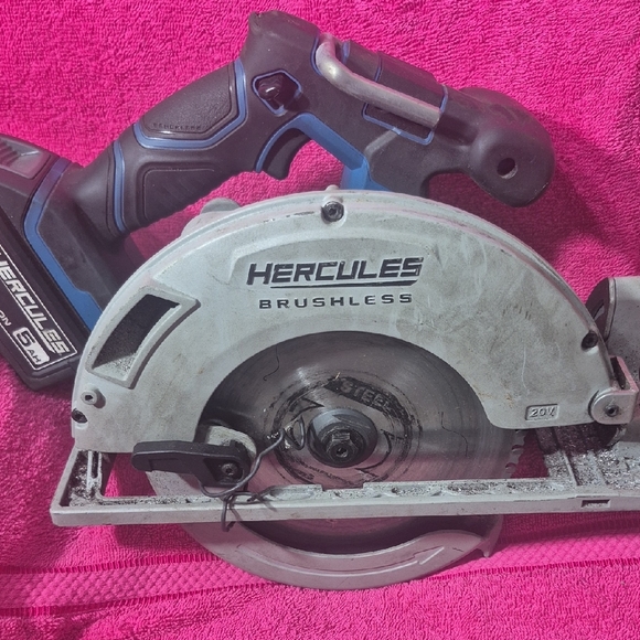 Cordless Circular Saw - Black and Blue - Picture 2 of 7